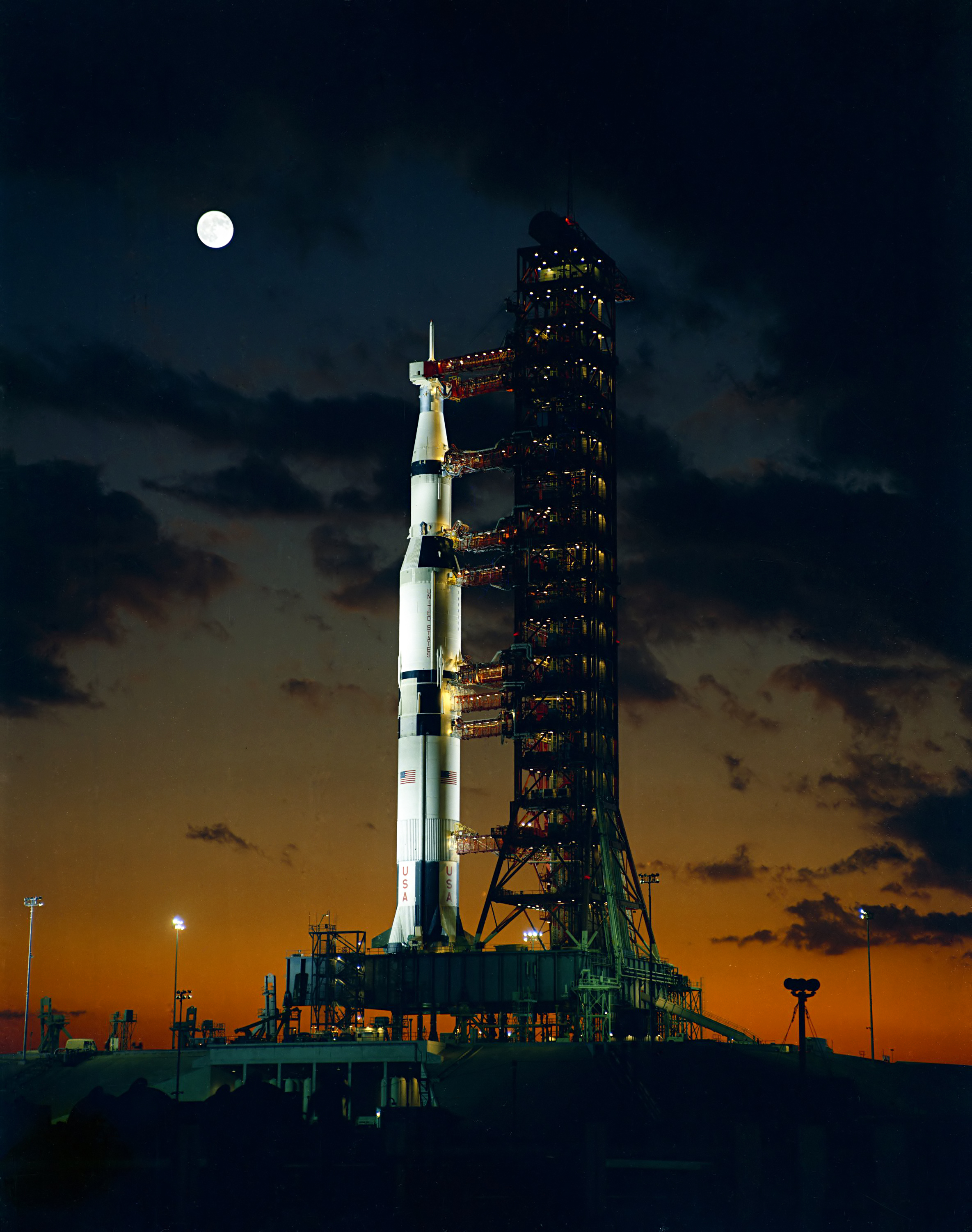 Imagen del Saturno V al amanecer del día 9 de noviembre de 1967, poco antes del lanzamiento