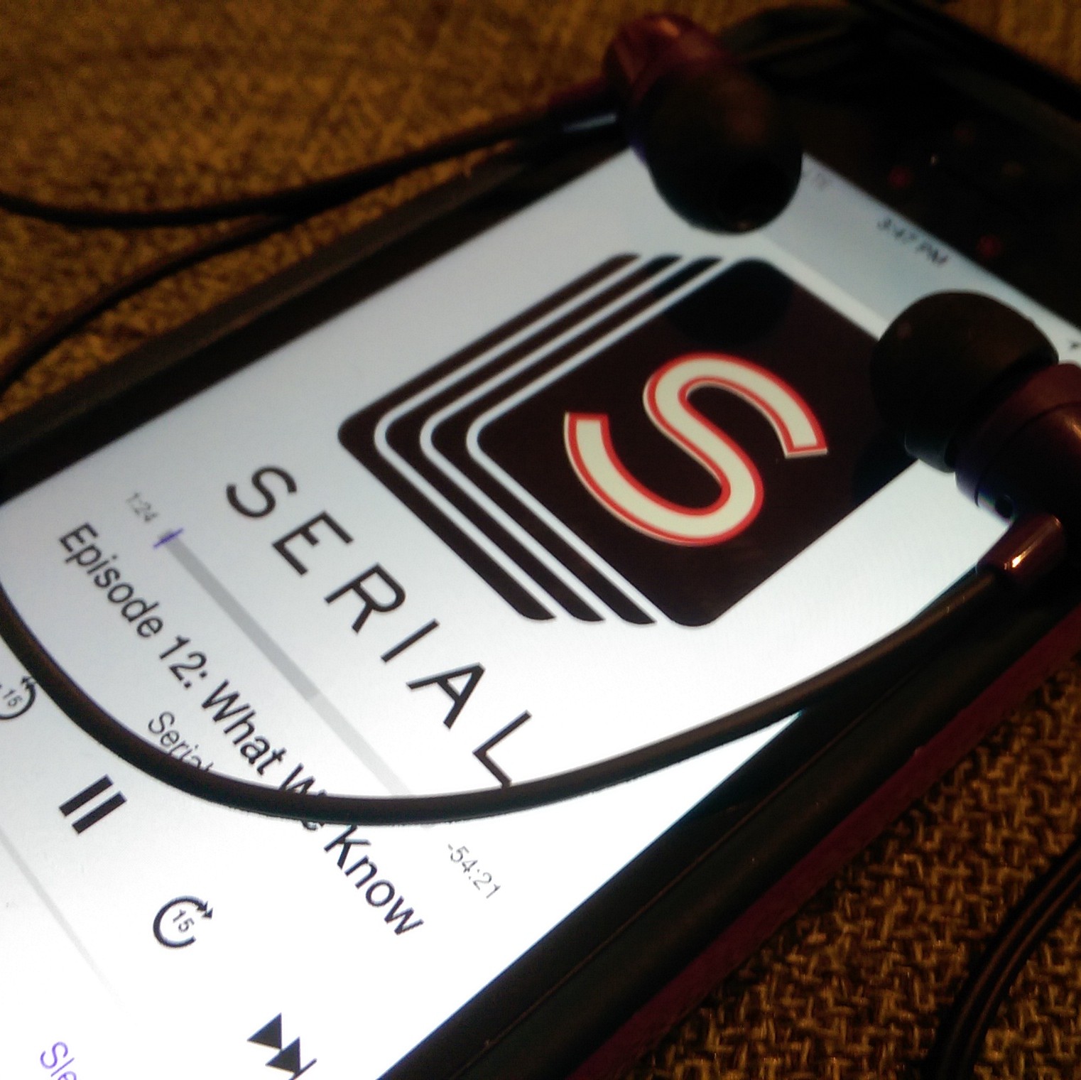 Imagen de la reproducción de un podcast en un móvil